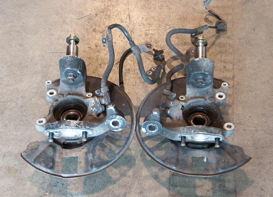 NISSAN SKYLINE R32 GTR FRONT KNUCKLES SPINDLES HUBS PAIR