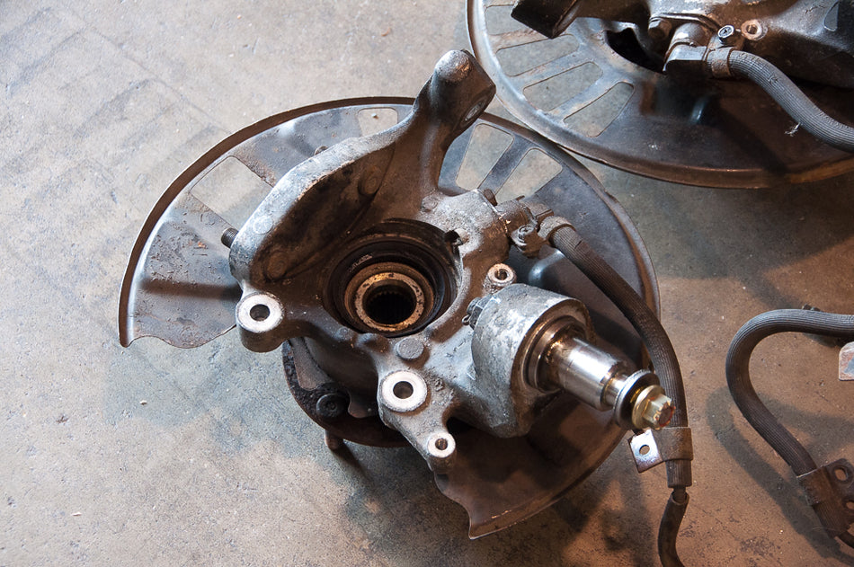 NISSAN SKYLINE R32 GTR FRONT KNUCKLES SPINDLES HUBS PAIR