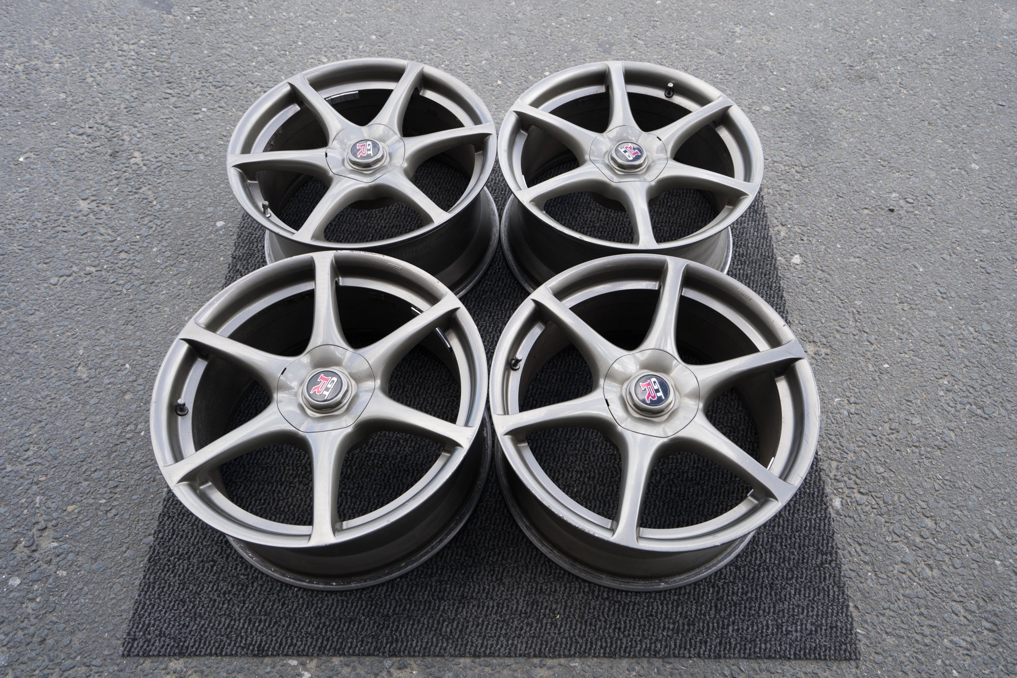 NISSAN R34 SKYLINE GTR BNR34 GENUINE OEM FORGED WHEELS WITH CAPS NISSAN R34 SKYLINE GTR BNR34 GENUINE OEM FORGED WHEELS WITH CAPS
