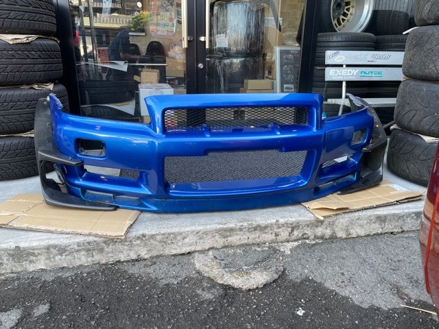 NISSAN SKYLINE R34 GTR GENUINE BAYSIDE BLUE FRONT BUMPER W/ LIP &amp; GARAGE DEFEND STINGRAY CARBON CANARDS