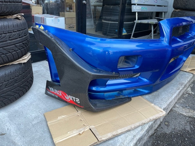 NISSAN SKYLINE R34 GTR GENUINE BAYSIDE BLUE FRONT BUMPER W/ LIP &amp; GARAGE DEFEND STINGRAY CARBON CANARDS